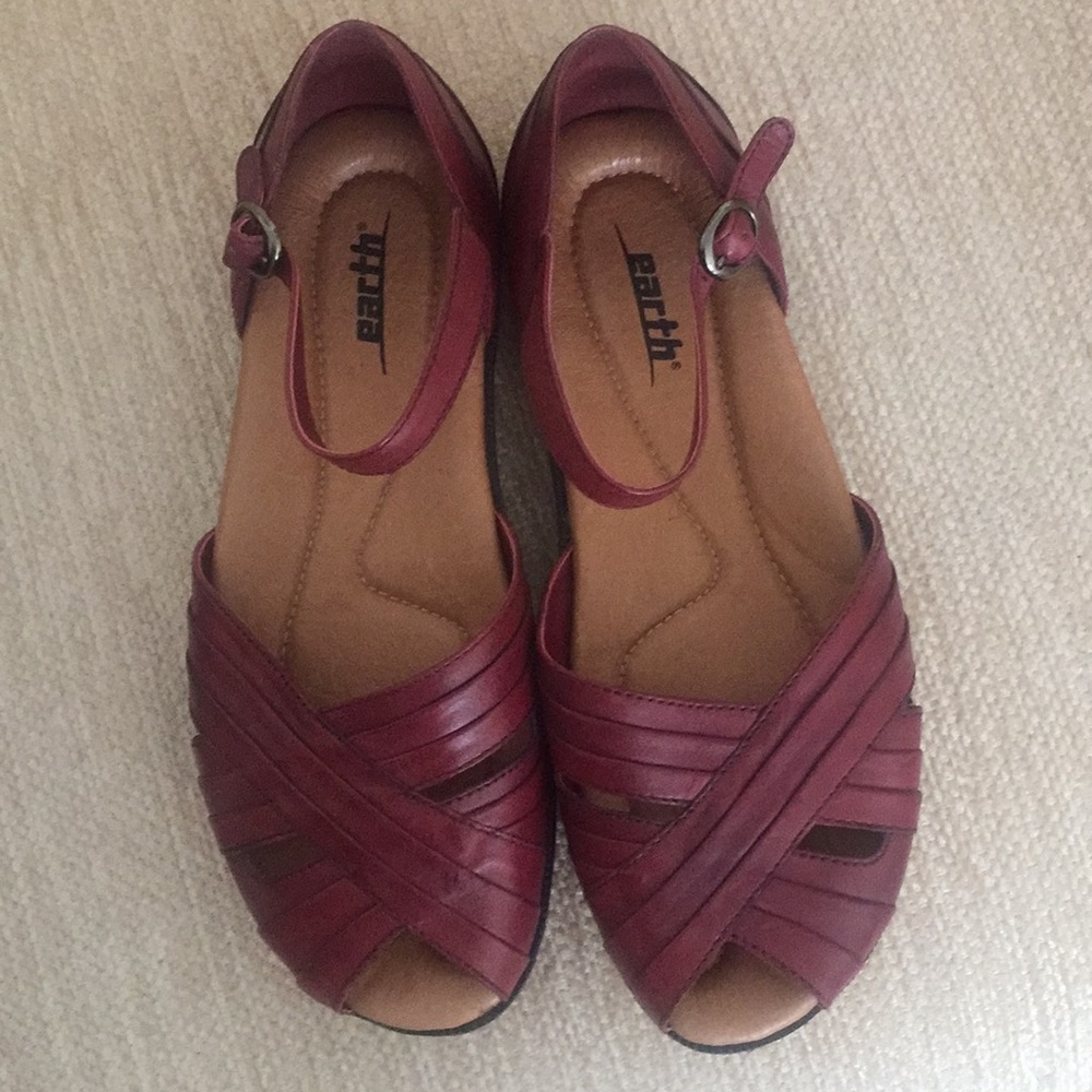 Earth open toe sandals red 8.5